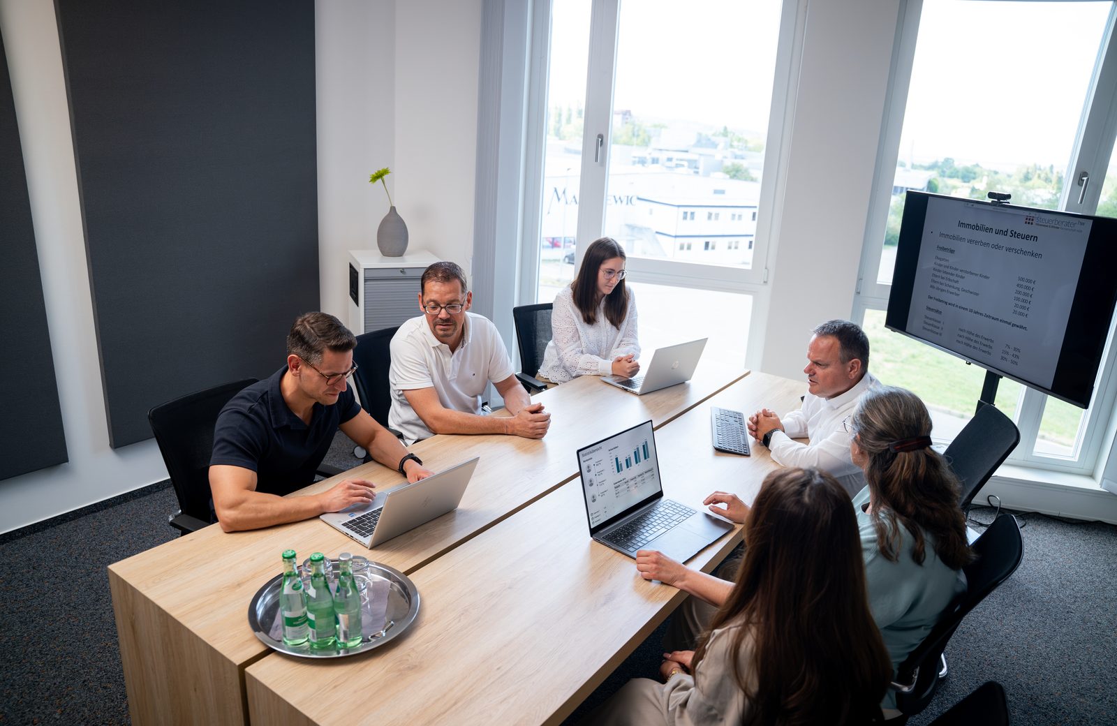 Das Team von steuerberater hw im Besprechungsraum