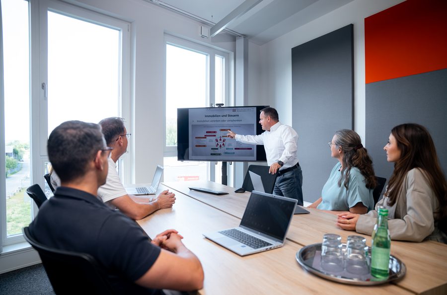 Team im Austausch am Konferenztisch